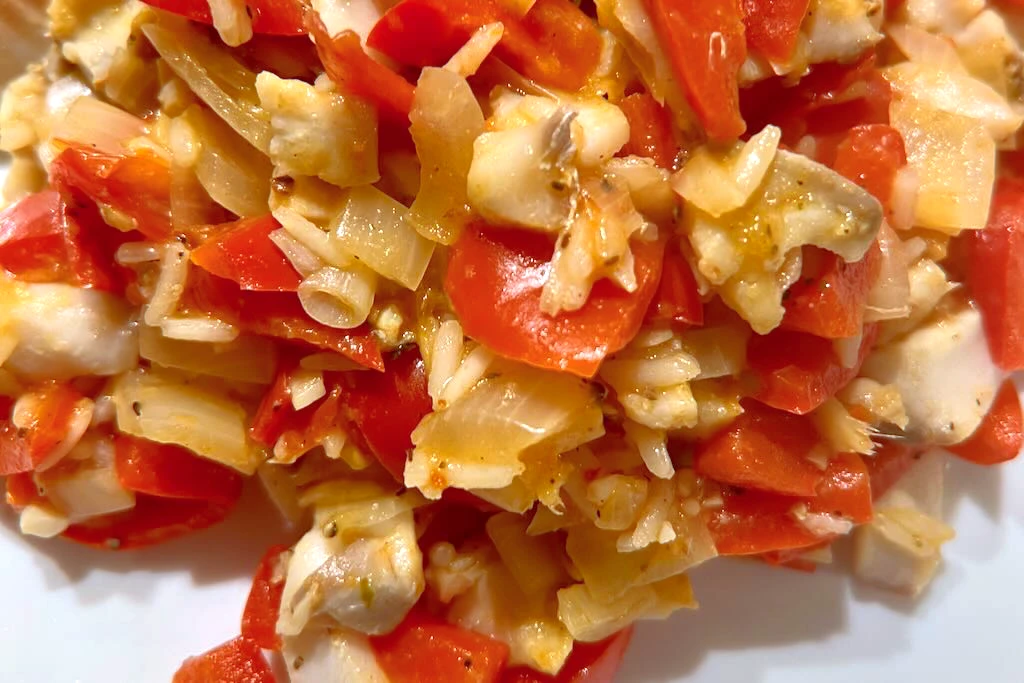Kochen in der Campingküche: Scharfe Fischfilet Paprika Tomaten Reis Pfanne